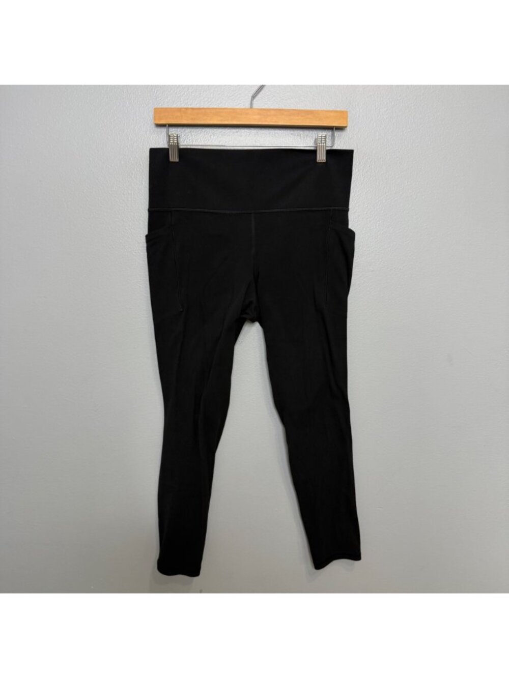 ATHLETA salutation stash leggings in black size L - Picture 2 of 10